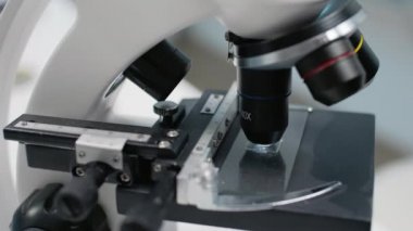 Örnek için laboratuvar mikroskop tepsisini kapat