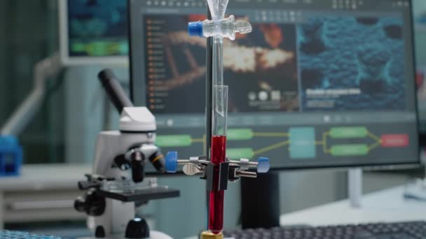 実験室で溶液を混合するための試験管とパイプの閉鎖 — ストック動画