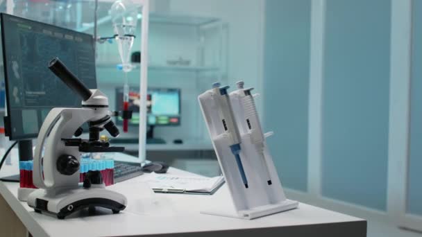 Primer plano de la herramienta de micro pipeta y equipo médico — Vídeos de Stock