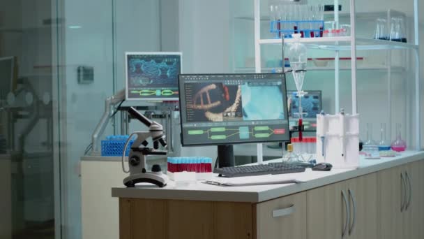 Biochemie-Schreibtisch mit wissenschaftlichem Computer im Labor — Stockvideo