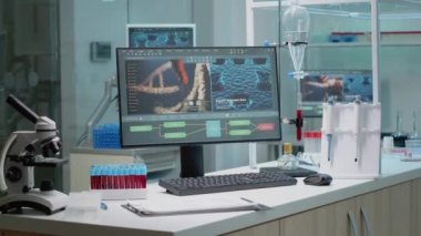 Laboratuvar işyerindeki kimya masasını kapat