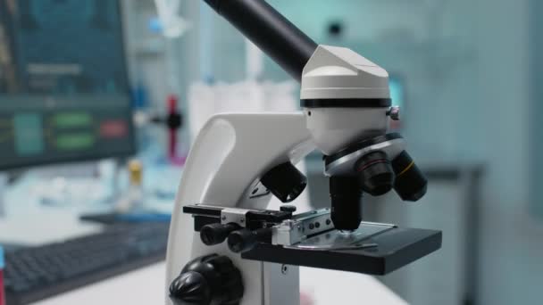 Närbild av vetenskapligt mikroskop i laboratorium med optisk lins — Stockvideo