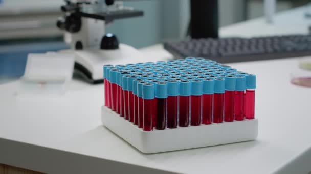 Folyékony vérrel rendelkező betöltőnyílások közelsége a laboratóriumban — Stock videók