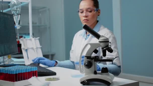 Científico químico usando equipo de investigación en laboratorio — Vídeo de stock