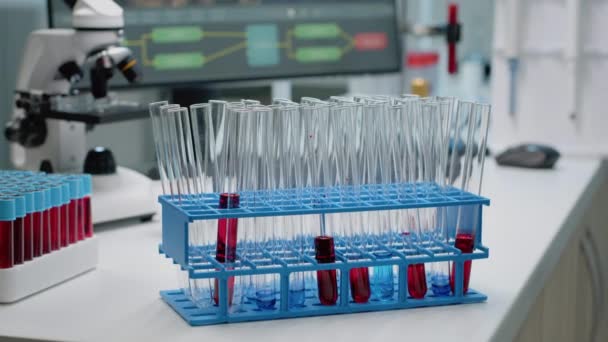 Avvicinamento di vetreria per soluzione fluida o DNA in laboratorio — Video Stock