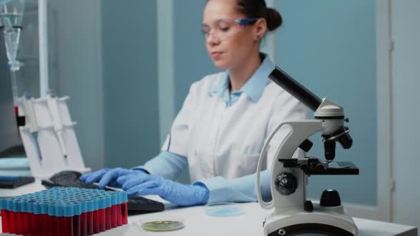 Retrato del doctor en química haciendo investigación científica — Vídeos de Stock