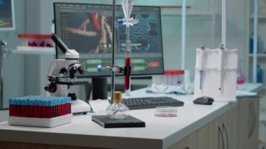 Laboratuvarda test tüpüyle yapılan kimyasal deney.