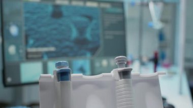 Bilgisayar ve mikro pipetteki DNA animasyonunu kapat