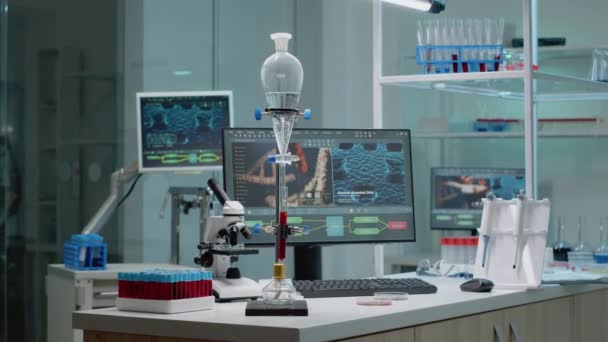 Εργαστήριο μικροβιολογίας γεμάτο με χημικό ερευνητικό εξοπλισμό — Αρχείο Βίντεο