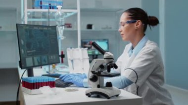Kimyasal aletlerle laboratuvarda doktor araştırması.