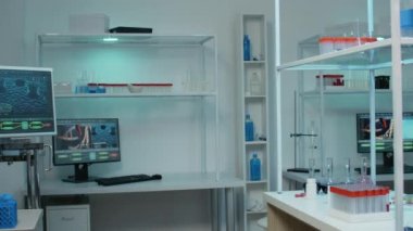 Laboratuvarda kimyasal teçhizatlı kimse yok.