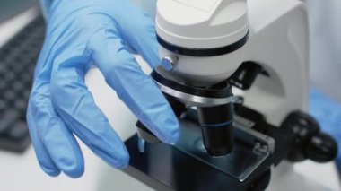 Laboratuvardaki bilimsel mikroskop örnek tepsisini kapat