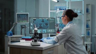 Biyokimya uzmanı laboratuvarda araştırma yapıyor.
