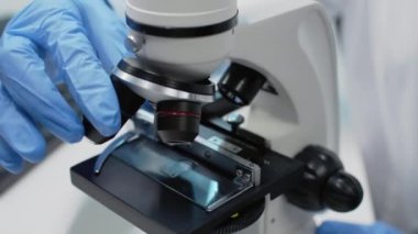 Optik enstrümandaki mikroskobik cam tepsiyi kapat