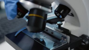 Laboratuvar mikroskobunu sıvı örneği araştırması için tepsiyle kapat