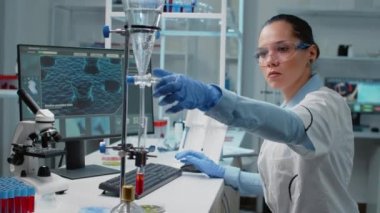 Masada kimyasal cam kullanarak doktor portresi.