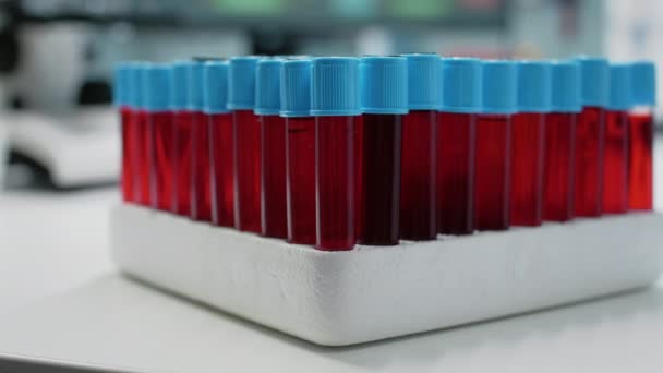 Az orvosi tálcán lévő üres tartályokban lévő vérminták közelítése — Stock videók