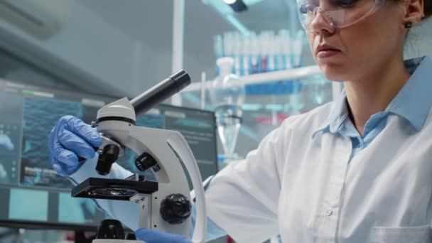 Retrato de mujer científica usando microscopio en laboratorio — Vídeos de Stock