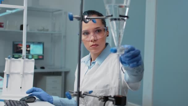 実験室での化学試験管を持つ生化学博士 — ストック動画