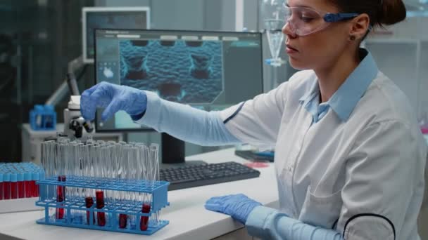 Médico trabajando en laboratorio de ciencias con tubos de ensayo — Vídeo de stock