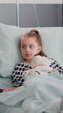 Baba hasta kızın yanında oturmuş, tedavi yöntemlerini açıklayan hastalık terapisini tartışıyordu.