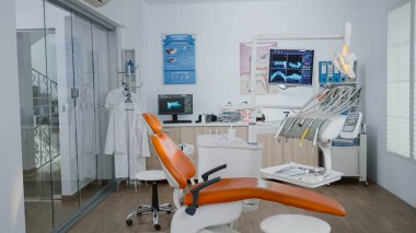 Tıbbi matkap ve diş röntgenleriyle dolu boş stomatoloji ortodontist ofis odası