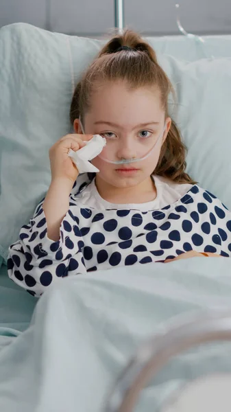 Портрет больного ранимого одинокого ребенка, смотрящего в камеру во время плача — стоковое фото
