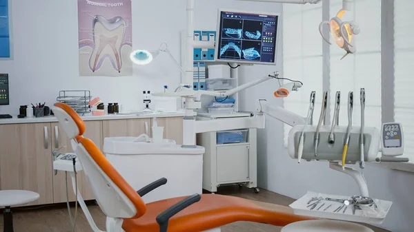 Интерьер современного оборудованного стоматологического ортодонтического кабинета с рентгеновскими снимками зубов — стоковое фото