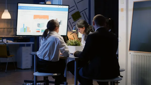 Fokuserad affärsman presentera företagets strategi med hjälp av presentation monitor — Stockfoto