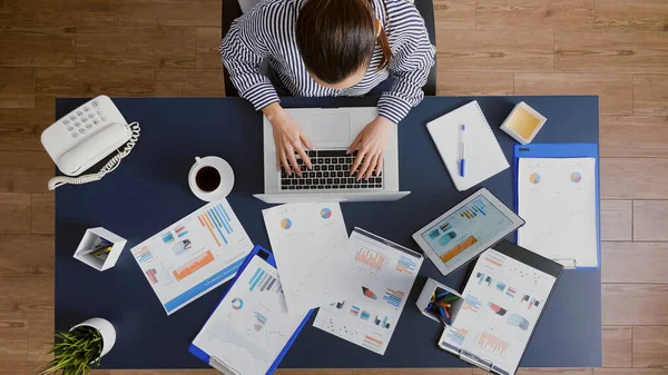 Bovenaanzicht van zakenvrouw zittend aan bureau tafel typen financiële boekhouding bedrijf expertise — Stockfoto