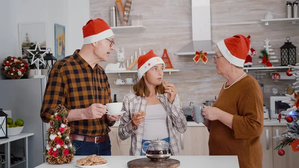 Bonne famille célébrant Noël vacances ensemble en mangeant de délicieux biscuits au chocolat — Photo