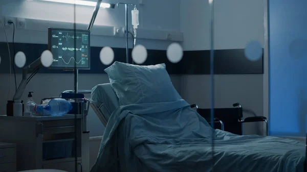 Sala de hospital con cama vacía en el centro clínico — Foto de Stock