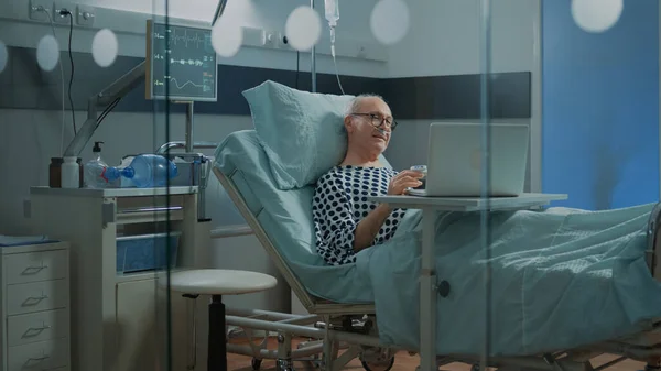 病院病棟で家族とビデオ通話で話す患者 — ストック写真