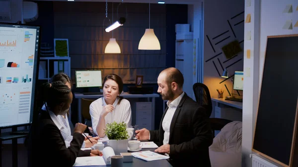 Affärskvinna leder sitter vid skrivbordet analysera marknadsföring presentation diskuterar finansiella graps — Stockfoto