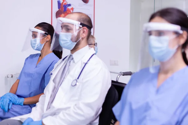 Equipo de personal médico con máscaras de protección mirando a la cámara —  Fotos de Stock