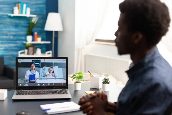 Online videogesprek op laptop met arts van ziekenhuisafdeling — Stockfoto