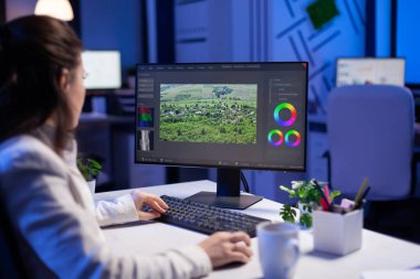 Profesyonel bilgisayar üzerinde odaklanmış düzenleyici düzenleyici renk notu