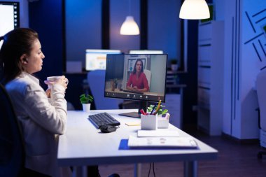 Çevrimiçi telekonferans sırasında menajer teamatlarla konuşuyor