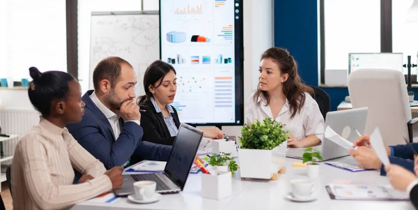 Mujer líder de la compañía hablando en un grupo diverso — Foto de Stock