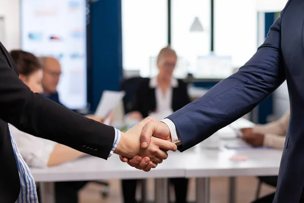 Empresário satisfeito empresa empregador vestindo terno handshake novo empregado — Fotografia de Stock