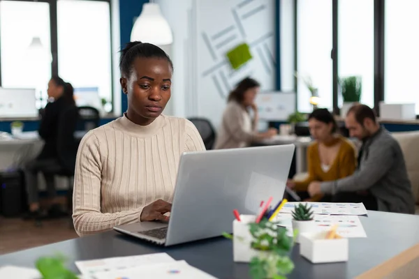 Retrato de auténtica mujer de negocios africana leyendo correo electrónico en el ordenador portátil — Foto de Stock