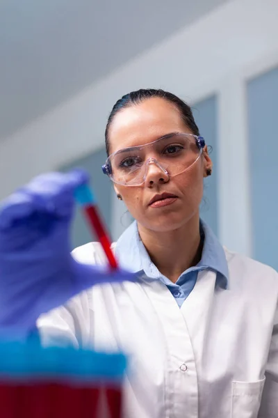 Especialista mujer doctor holding sangre médico vacutainer analizar ADN infección experiencia —  Fotos de Stock