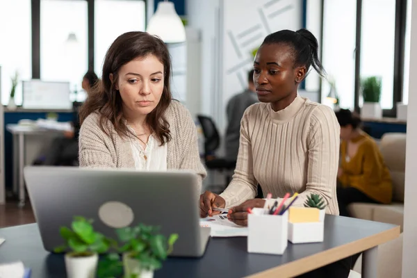 Startup rozmanitost týmová práce brainstorming sedí za stolem — Stock fotografie