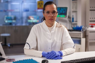 Laboratuvarda kimyasal teçhizatla çalışan bilim adamı.