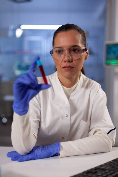 Medico ricercatore scientifico in possesso di provetta con sangue — Foto Stock