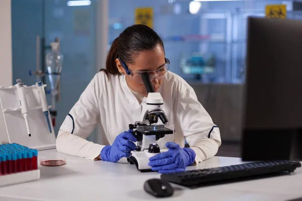 Medicijnonderzoeker vrouw die werkt met microscoop — Stockfoto