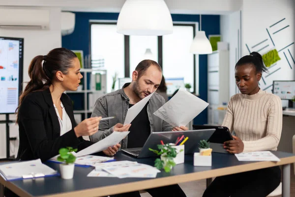 Nervösa affärsman gräl i coworking utrymme — Stockfoto