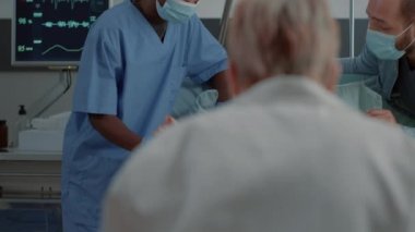 Doğum sancısı çeken kadın çocuk doğurmak için bastırıyor.