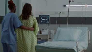 Hamile yetişkinleri destekleyen Afrikalı Amerikalı hemşire