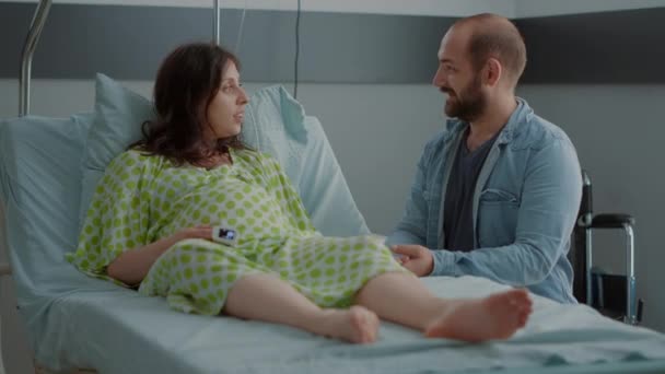 Kaukasier mit Schwangerschaft sitzt mit Mann auf Krankenhausstation — Stockvideo